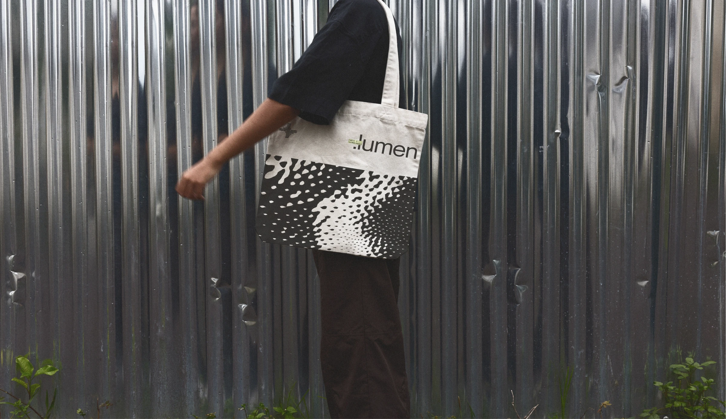 Person carrying a Lumen tote bag.